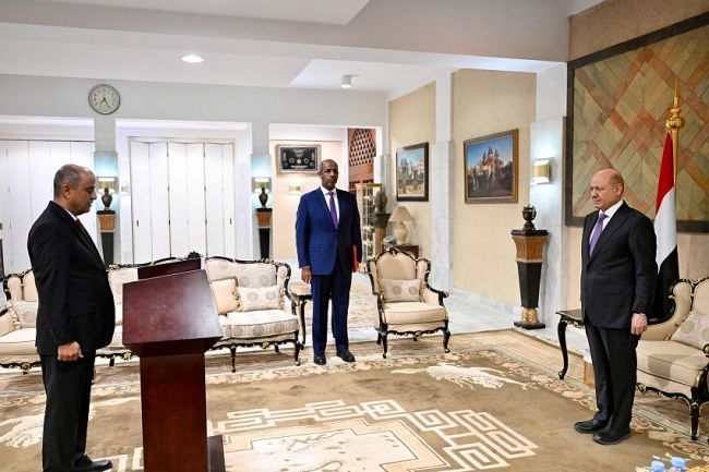 رئيس مجلس الوزراء يؤدي اليمين الدستورية امام رئيس مجلس القيادة الرئاسي