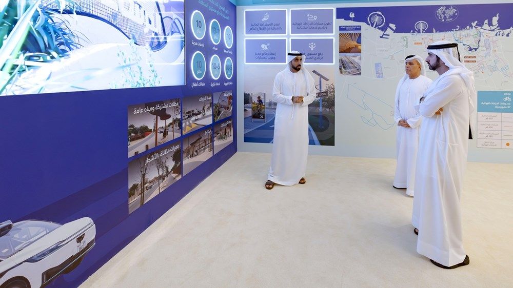 حمدان بن محمد يطلع على سير العمل في عدد من محاور الطرق الاستراتيجية