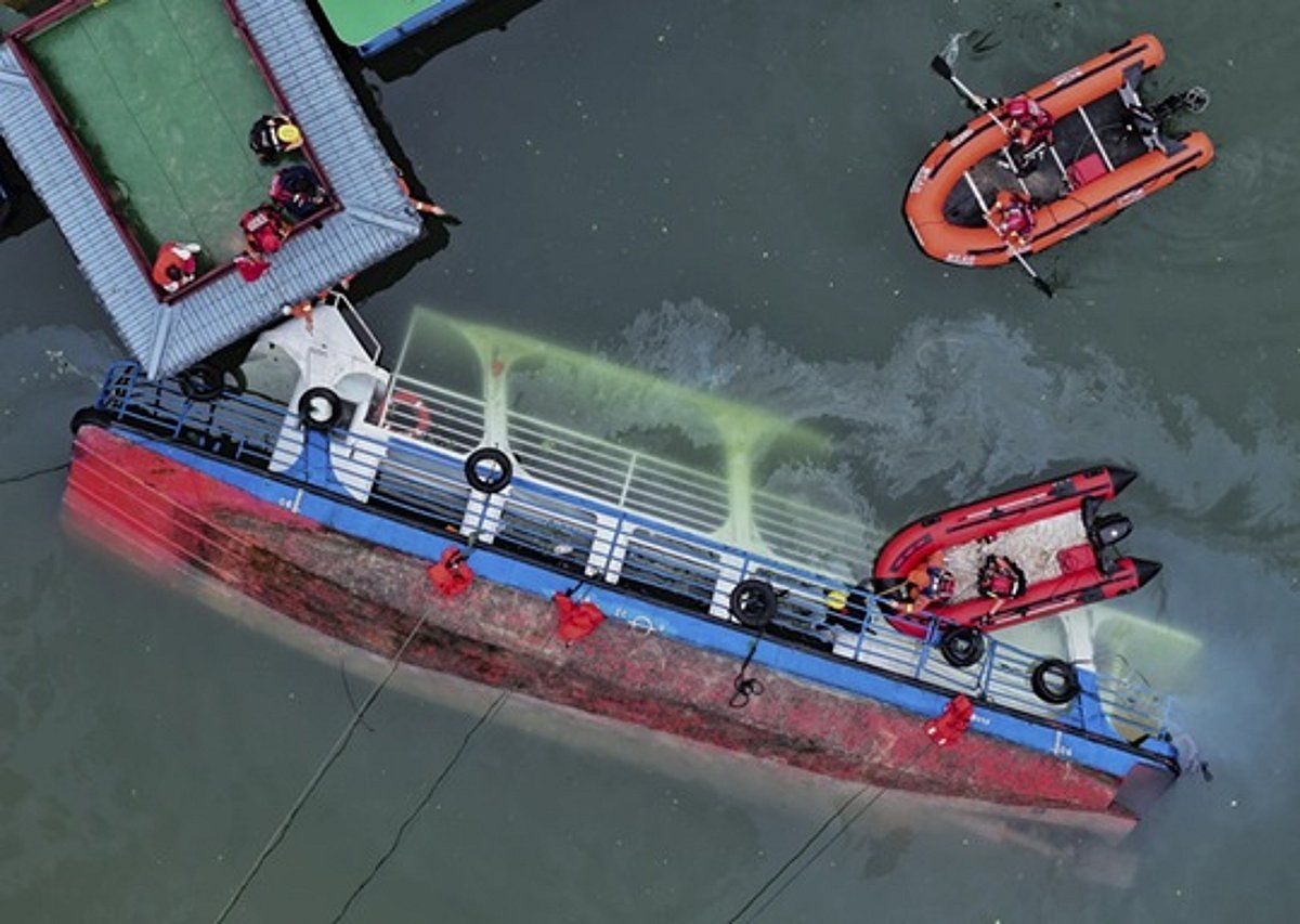 بالفيديو.. مصرع 10 أشخاص بعد انقلاب 4 قوارب سياحية في عاصفة مفاجئة جنوب غربي الصين