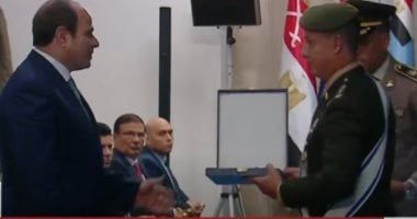 رئيس المجلس الدولي للرياضة العسكرية يهدي وشاح المجلس للرئيس السيسي