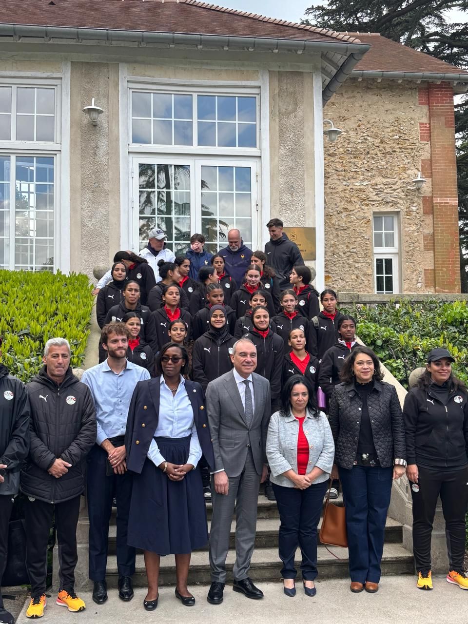 منتخب الكرة النسائية تحت 20 عاما يخوض المران الأول فى فرنسا بحضور السفير.. صور