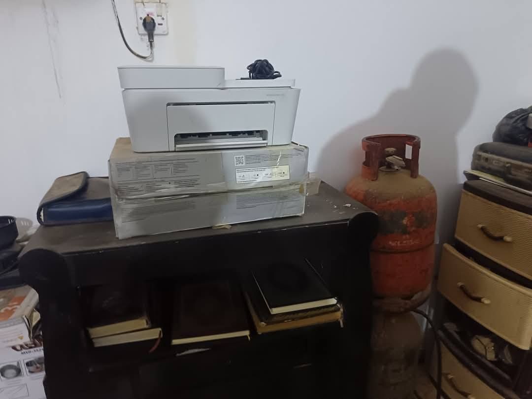 بالصور.. قصة رجل سوداني قام بفتح منافذ بين كل المنازل لحراسة ممتلكات جيرانه وحفظها طوال فترة الحرب والجمهور يشيد: (فعلاً الجار قبل الدار)