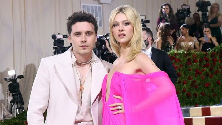 بروكلين بيكهام يواصل الابتعاد عن عائلته حتى في عيد والده