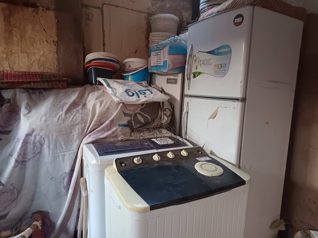 بالصور.. قصة رجل سوداني قام بفتح منافذ بين كل المنازل لحراسة ممتلكات جيرانه وحفظها طوال فترة الحرب والجمهور يشيد: (فعلاً الجار قبل الدار)