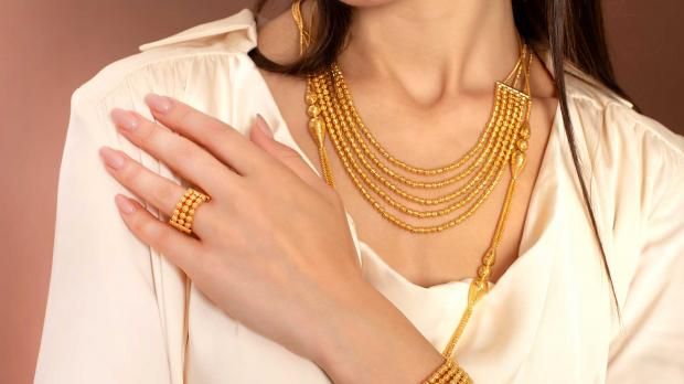 لماذا يجب عليك التوقف عن ارتداء الذهب والفضة فورا؟