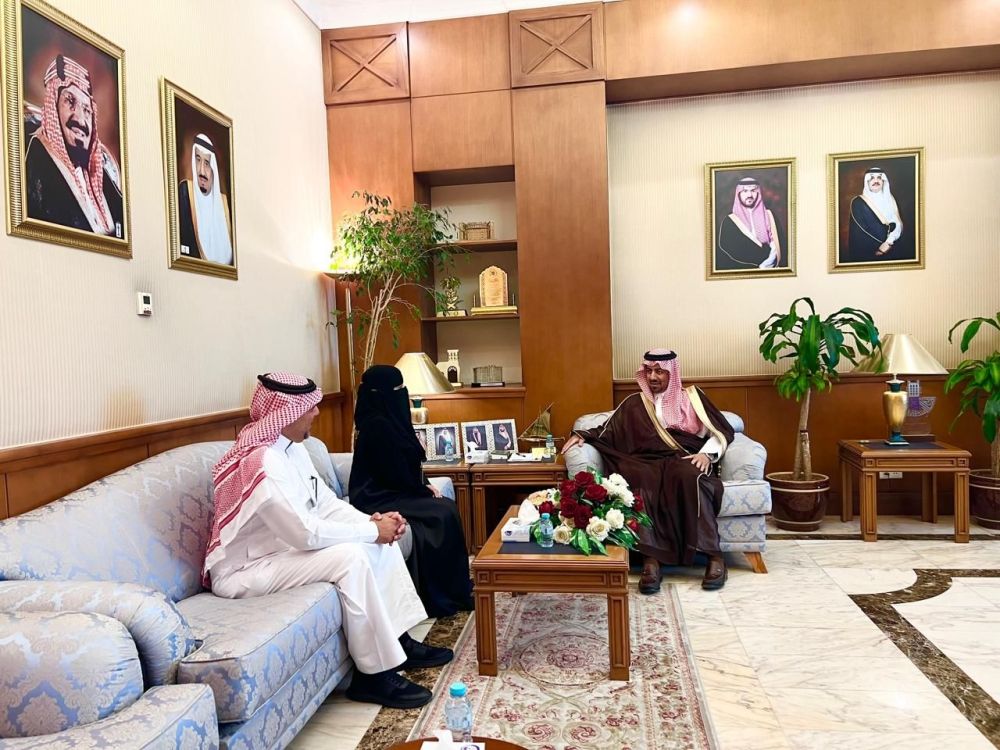 محافظ القطيف يلتقي بشرى السويكت بمناسبة تكليفها مديرًا لمكتب الضمان الاجتماعي