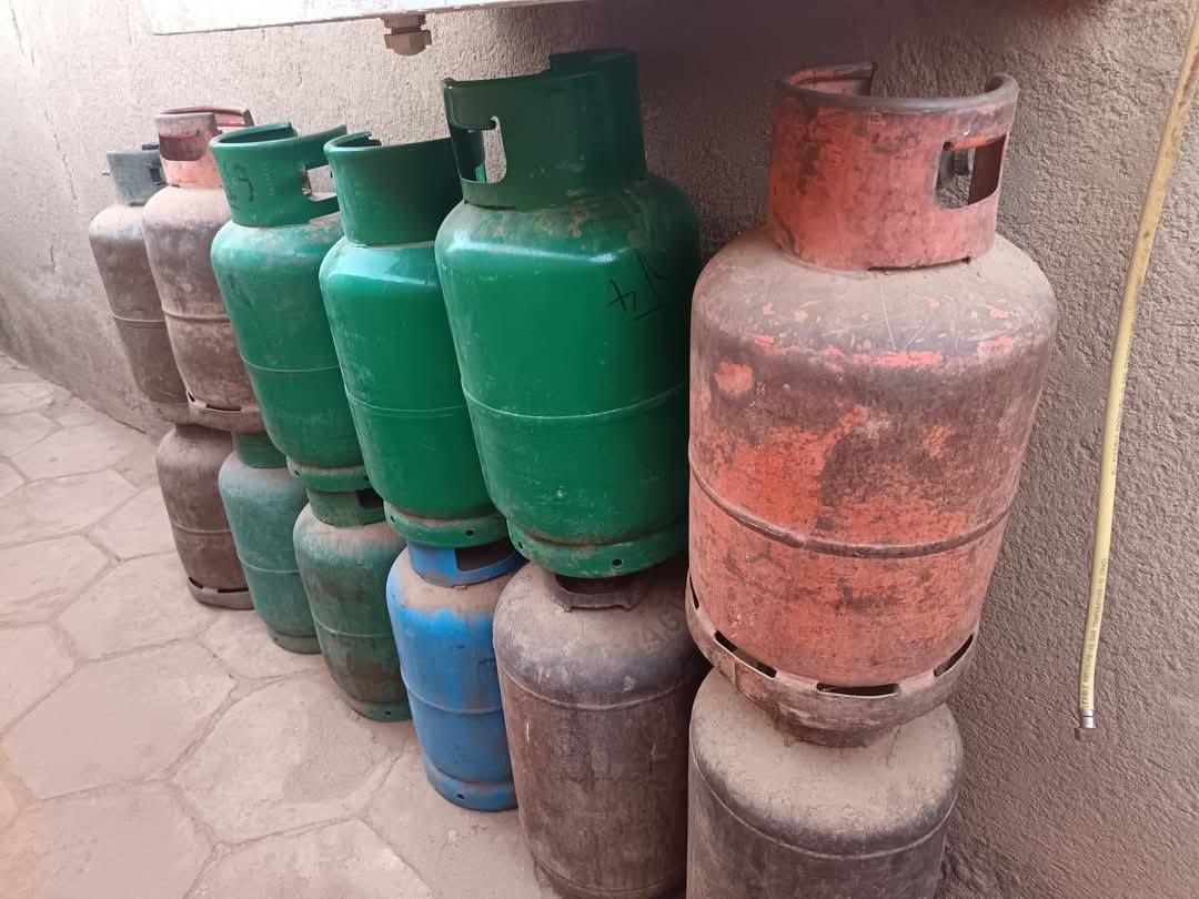 بالصور.. قصة رجل سوداني قام بفتح منافذ بين كل المنازل لحراسة ممتلكات جيرانه وحفظها طوال فترة الحرب والجمهور يشيد: (فعلاً الجار قبل الدار)