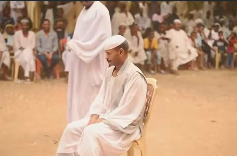 شاهد بالصورة والفيديو.. سوداني يسقط نفسه من الكرسي الذي يجلس عليه ويدخل في رقص هستيري أثناء متابعته حفل “طمبور” حاشد بالولاية الشمالية