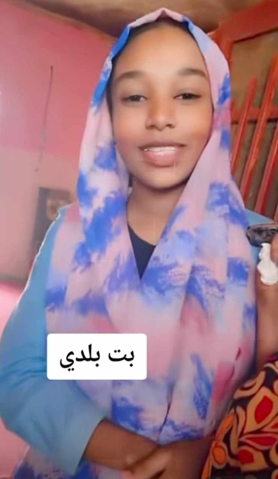 شاهد بالصورة والفيديو.. وسط سخرية الجمهور.. خبيرة تجميل سودانية تكرم صاحبة المركز الأول في امتحانات الشهادة بجلسة “مكياج”