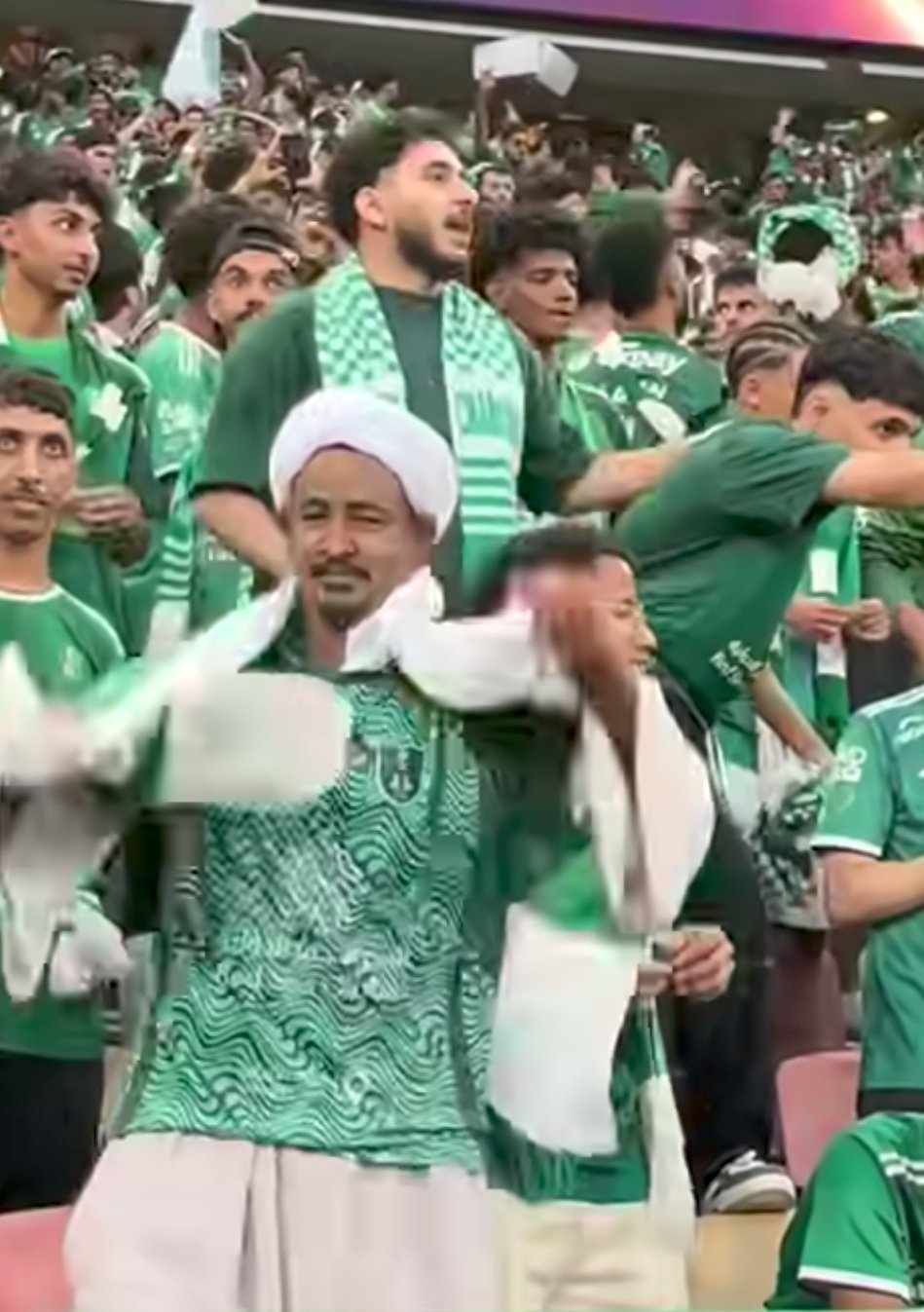شاهد بالصورة والفيديو.. بالزي القومي السوداني ومن فوقه “تشيرت” النادي.. مواطن سوداني يرقص فرحاً بفوز الأهلي السعودي بأبطال آسيا من المدرجات ويخطف الأضواء من المشجعين