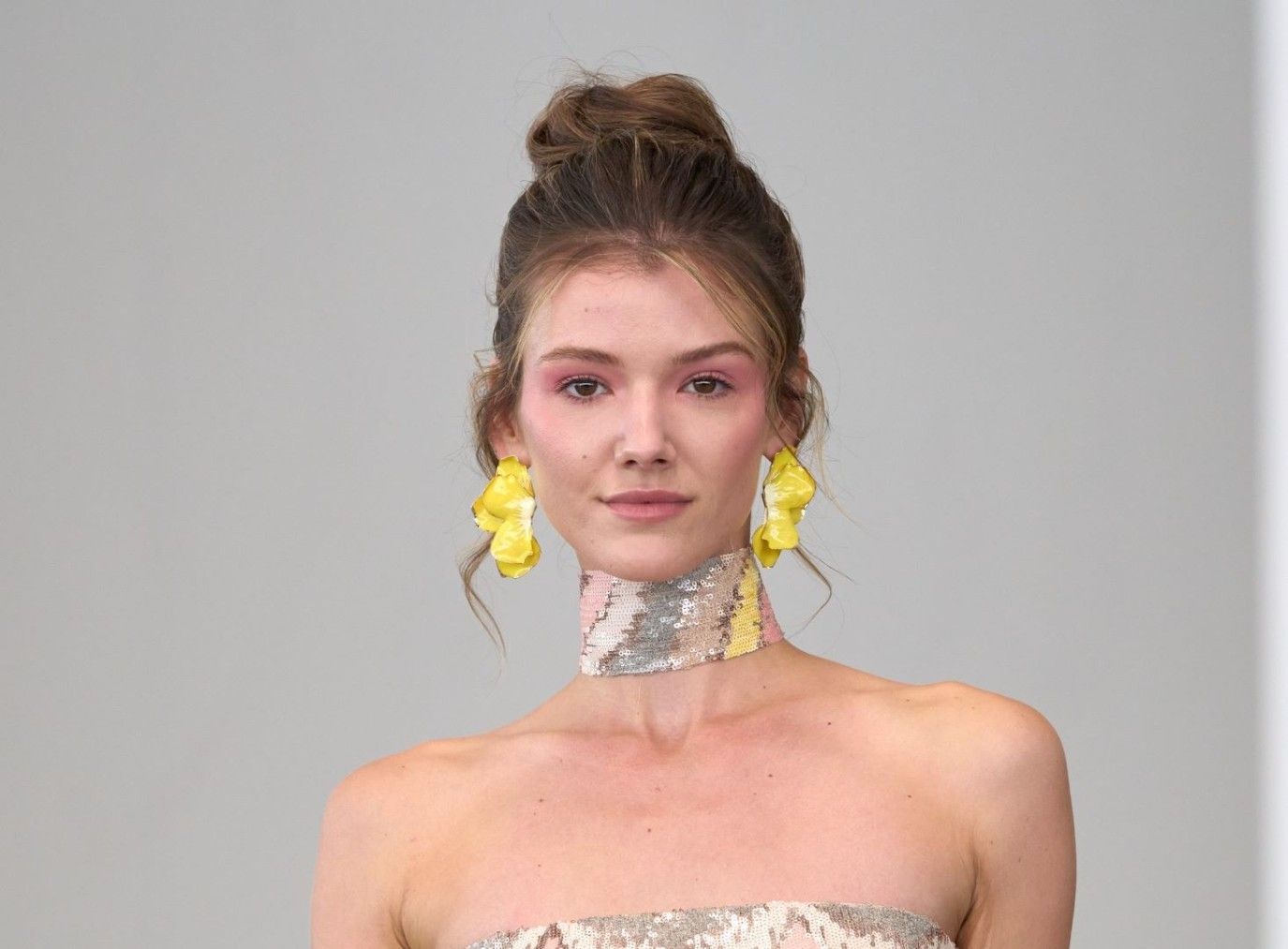 ظلال العيون الباستيل: توقيع مكياج مشرق من الماركات العالمية في صيف 2025