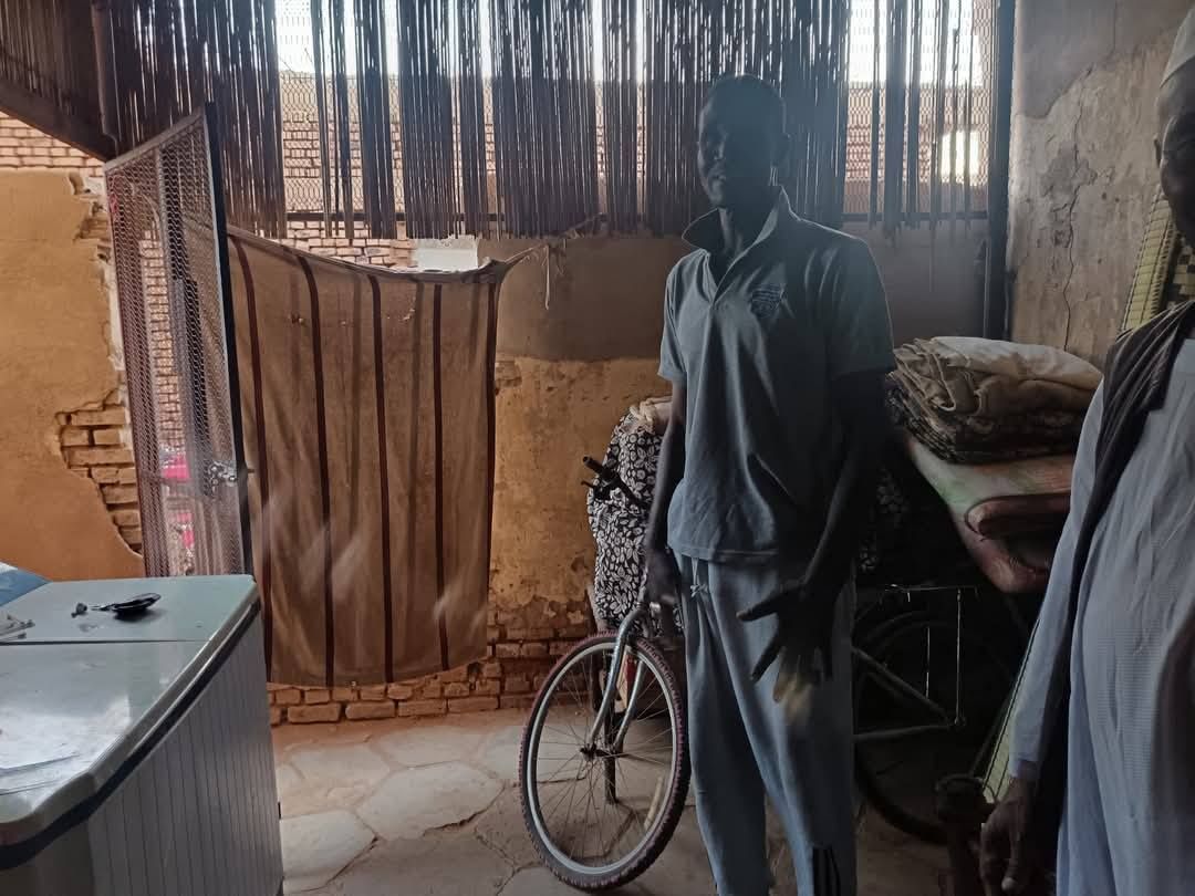 بالصور.. قصة رجل سوداني قام بفتح منافذ بين كل المنازل لحراسة ممتلكات جيرانه وحفظها طوال فترة الحرب والجمهور يشيد: (فعلاً الجار قبل الدار)