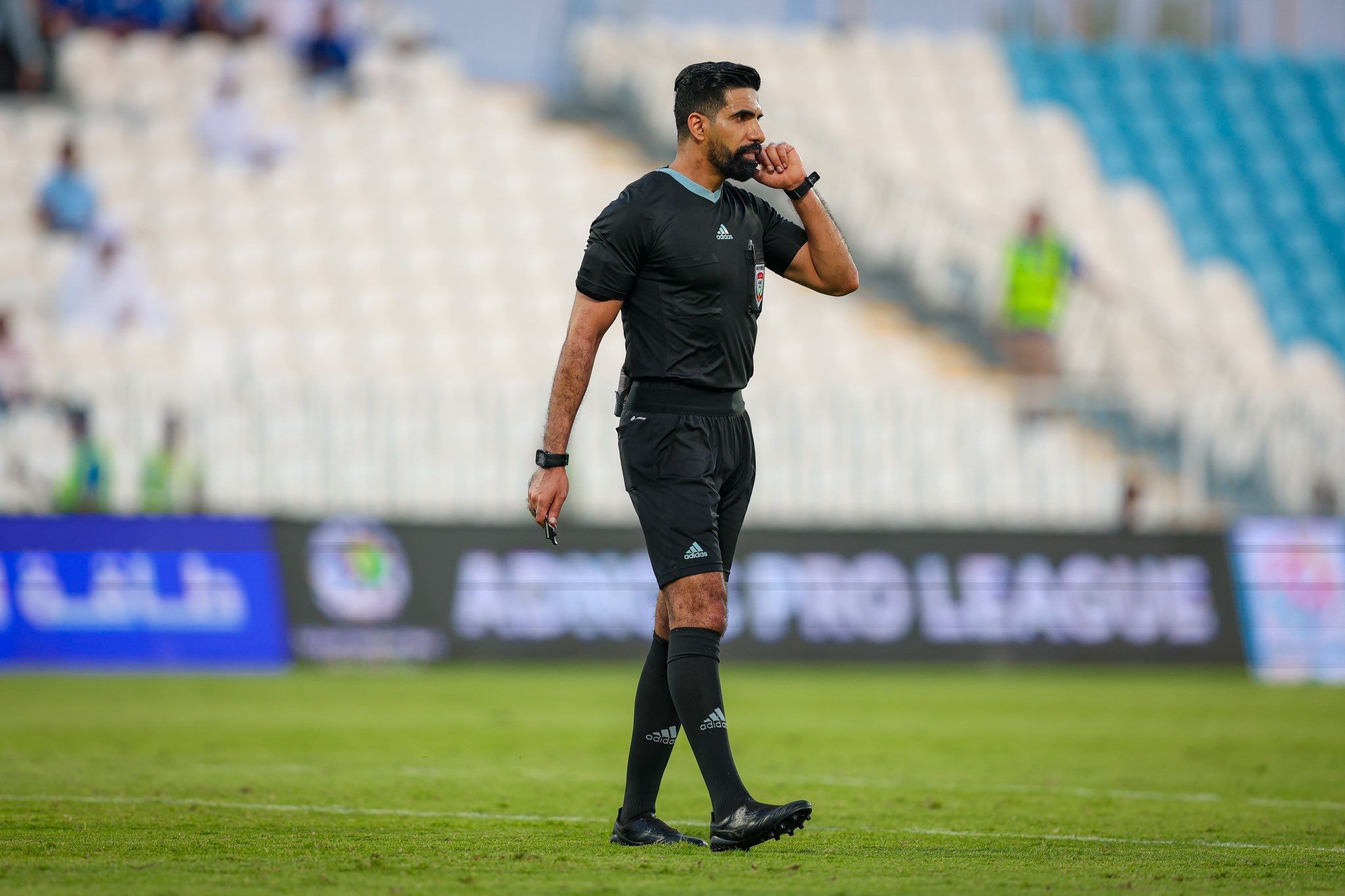 الامارات | "رحيمي" يتسبب في إيقاف طاقم تحكيم مباراة العين والجزيرة