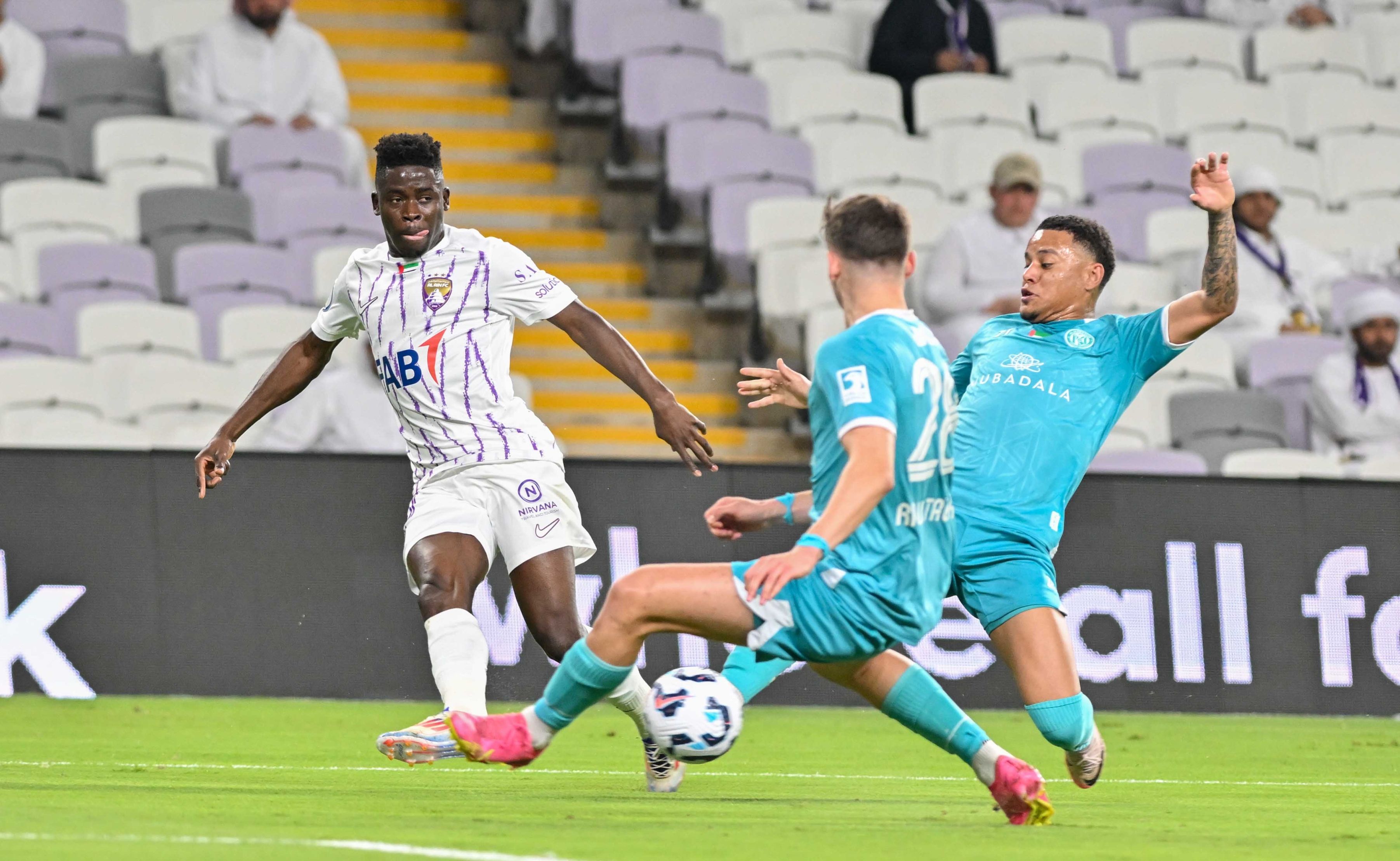 الامارات | اتحاد كرة القدم يوقف طاقم تحكيم مباراة العين والجزيرة