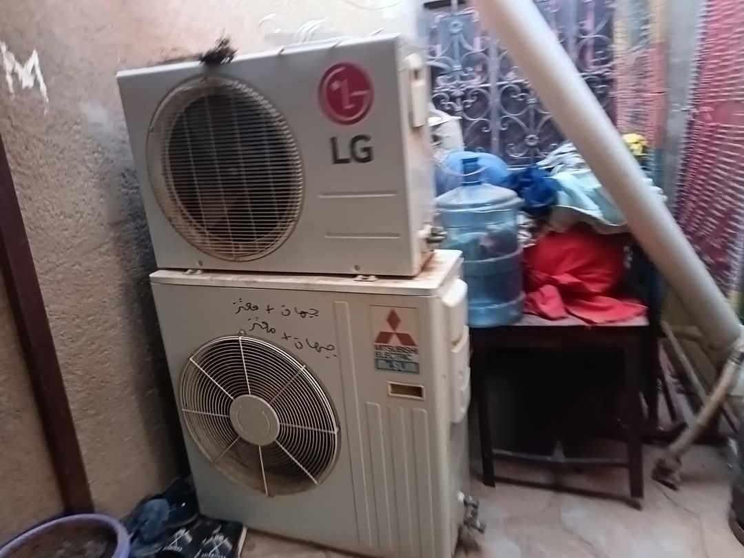 بالصور.. قصة رجل سوداني قام بفتح منافذ بين كل المنازل لحراسة ممتلكات جيرانه وحفظها طوال فترة الحرب والجمهور يشيد: (فعلاً الجار قبل الدار)