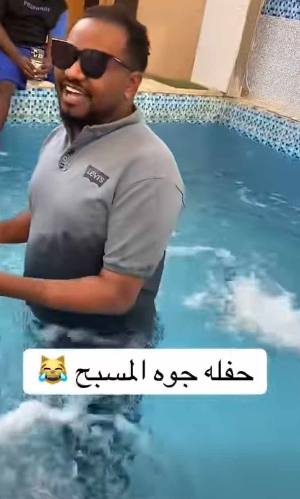 شاهد بالصورة والفيديو.. شاب سوداني يحيي حفل من داخل مياه (حوض السباحة) وساخرون: (بقينا فاطين سطر والجاتنا تختانا)