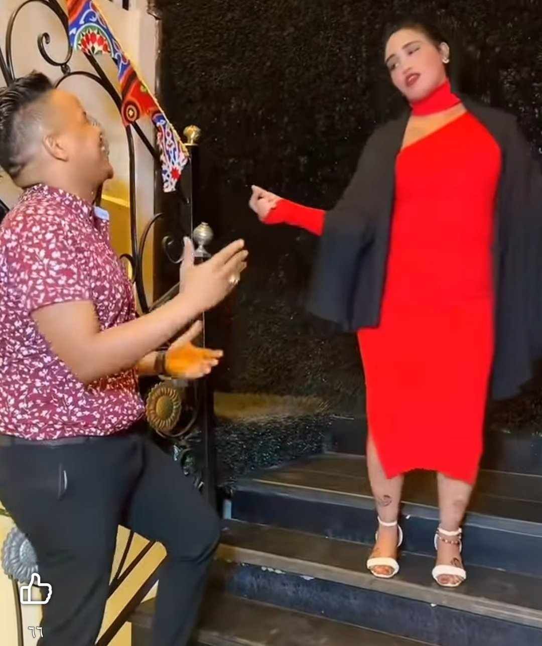 شاهد بالصورة والفيديو.. مودل سودانية تثير سخرية الجمهور بعد ظهورها بأزياء مثيرة للجدل في “كليب” مع مطرب معروف بالقاهرة