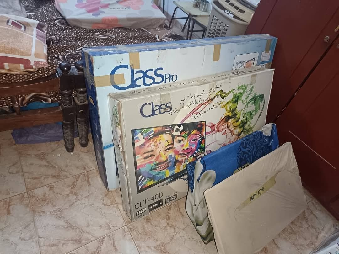 بالصور.. قصة رجل سوداني قام بفتح منافذ بين كل المنازل لحراسة ممتلكات جيرانه وحفظها طوال فترة الحرب والجمهور يشيد: (فعلاً الجار قبل الدار)