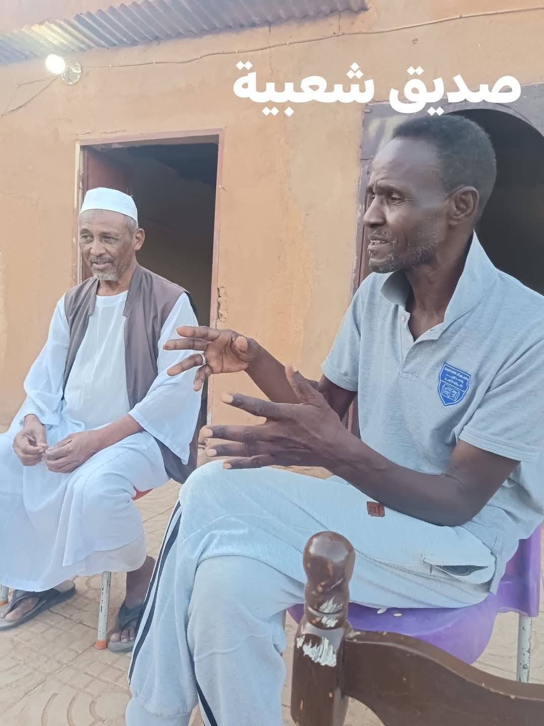 بالصور.. قصة رجل سوداني قام بفتح منافذ بين كل المنازل لحراسة ممتلكات جيرانه وحفظها طوال فترة الحرب والجمهور يشيد: (فعلاً الجار قبل الدار)
