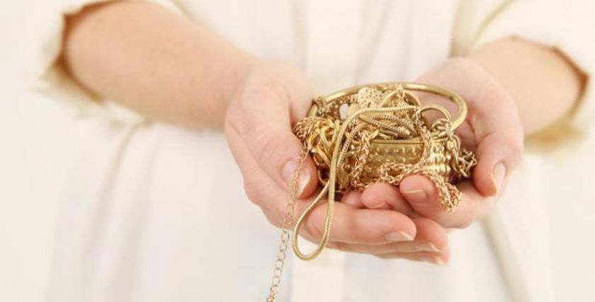 لماذا يجب عليك التوقف عن ارتداء الذهب والفضة فورا؟