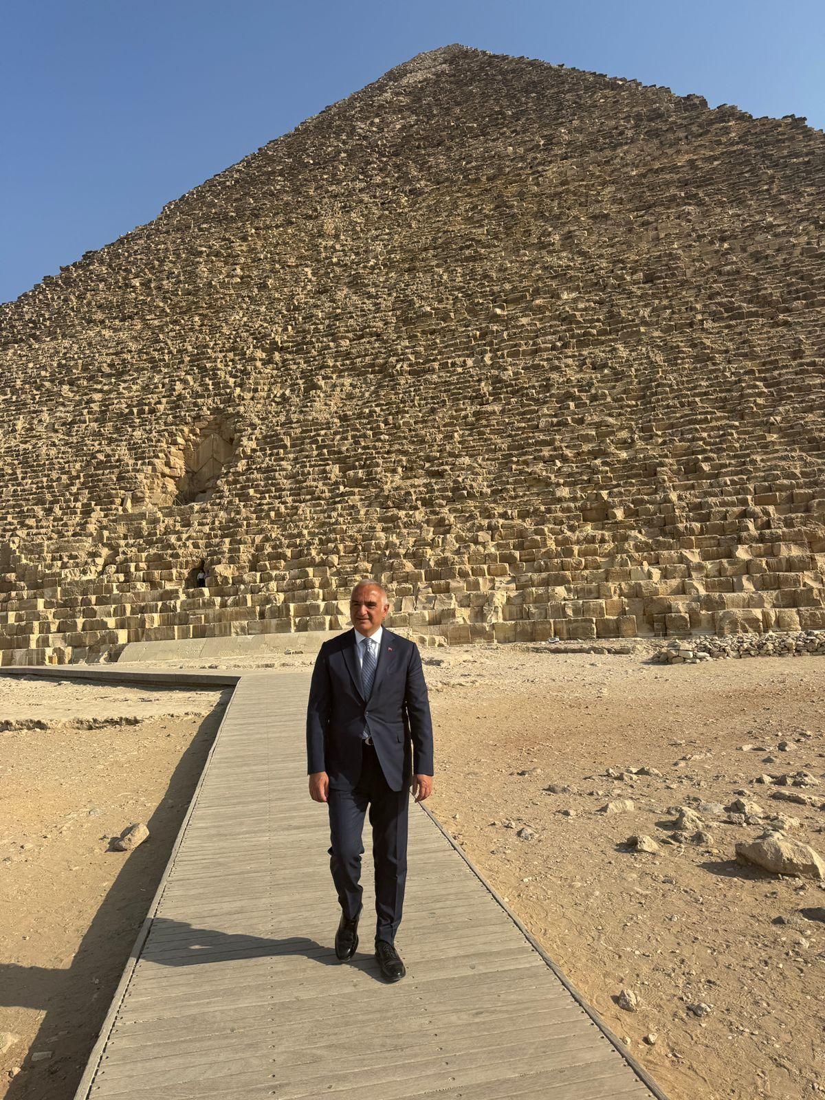 وزير الثقافة والسياحة التركي يزور أهرامات الجيزة ويشيد بعراقة الحضارة المصرية القديمة
