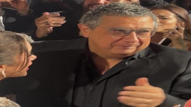 عاجل: رنا رئيس تبكي في حضن والدتها خلال حفل زفافها على أنغام «أول حياتي ياما»