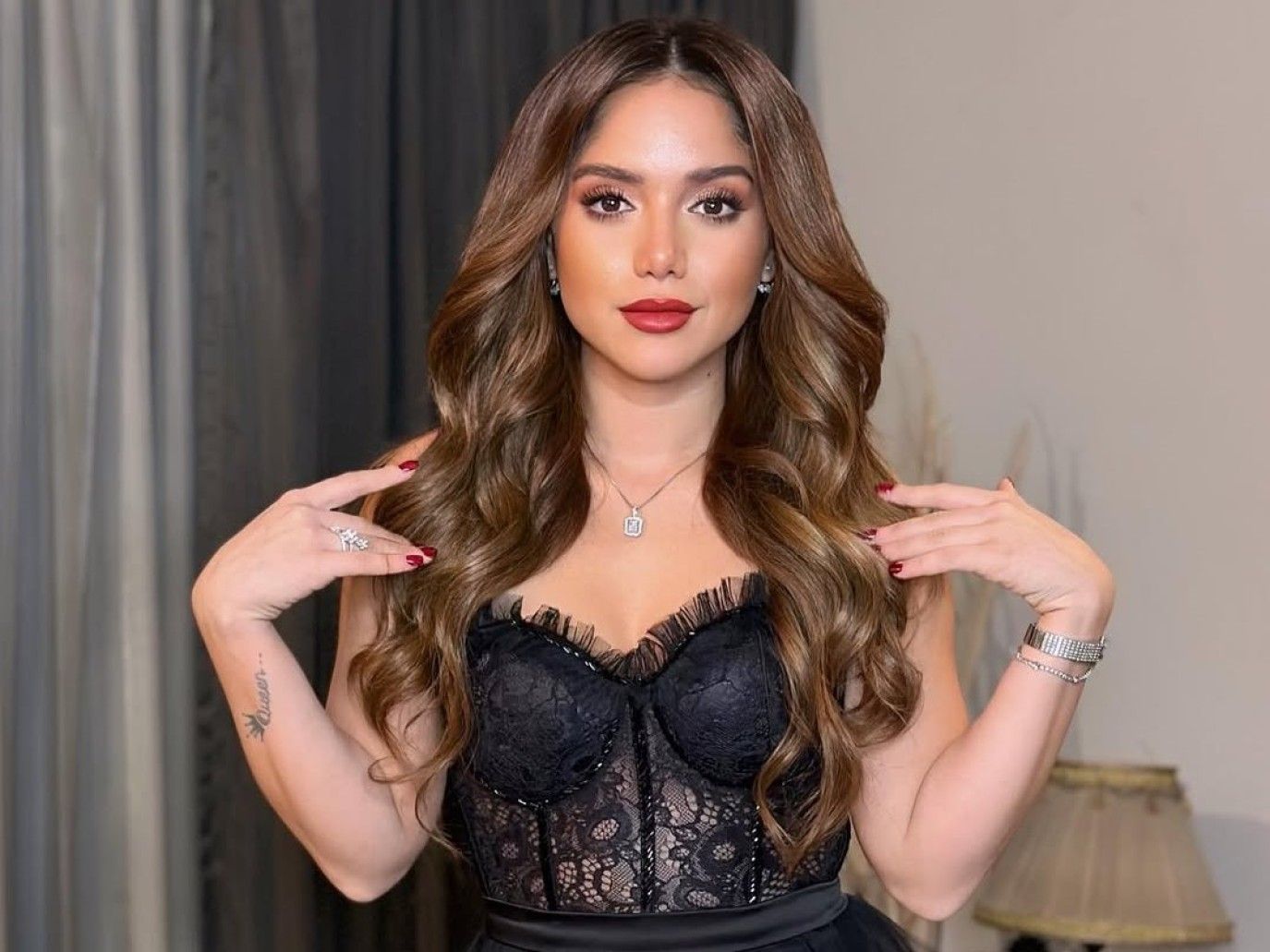 رنا رئيس تحتفل بزفافها بإطلالة رومانسية ناعمة: إليك صيحات جمالية بأسلوبها