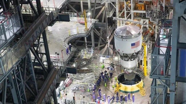 تكنولوجيا: صاروخ أرتميس 2 يصل إلى المرحلة الثانية رغم محاولات ترامب إلغاء نظام الإطلاق