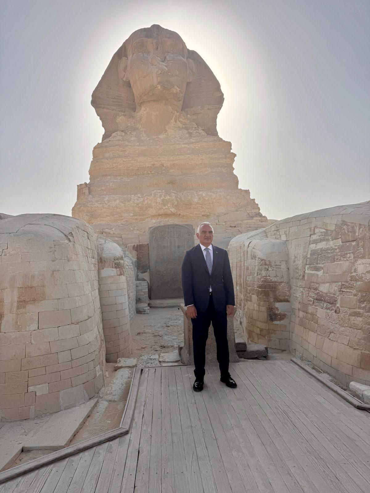 وزير الثقافة والسياحة التركي يزور أهرامات الجيزة ويشيد بعراقة الحضارة المصرية القديمة