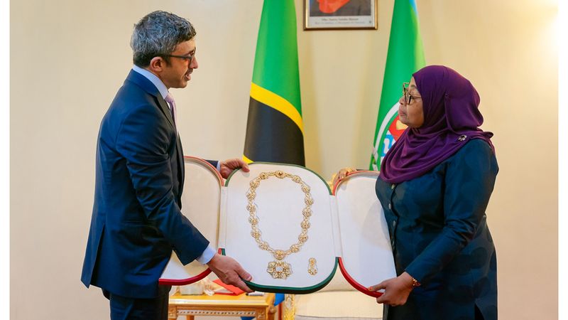 الامارات | رئيس الدولة يمنح رئيسة تنزانيا «وسام أم الإمارات»