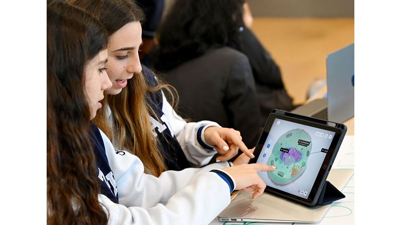 الامارات | ذوو طلبة يطالبون بـ «دورات تأهيلية» لفهم مناهج الذكاء الاصطناعي الجديدة