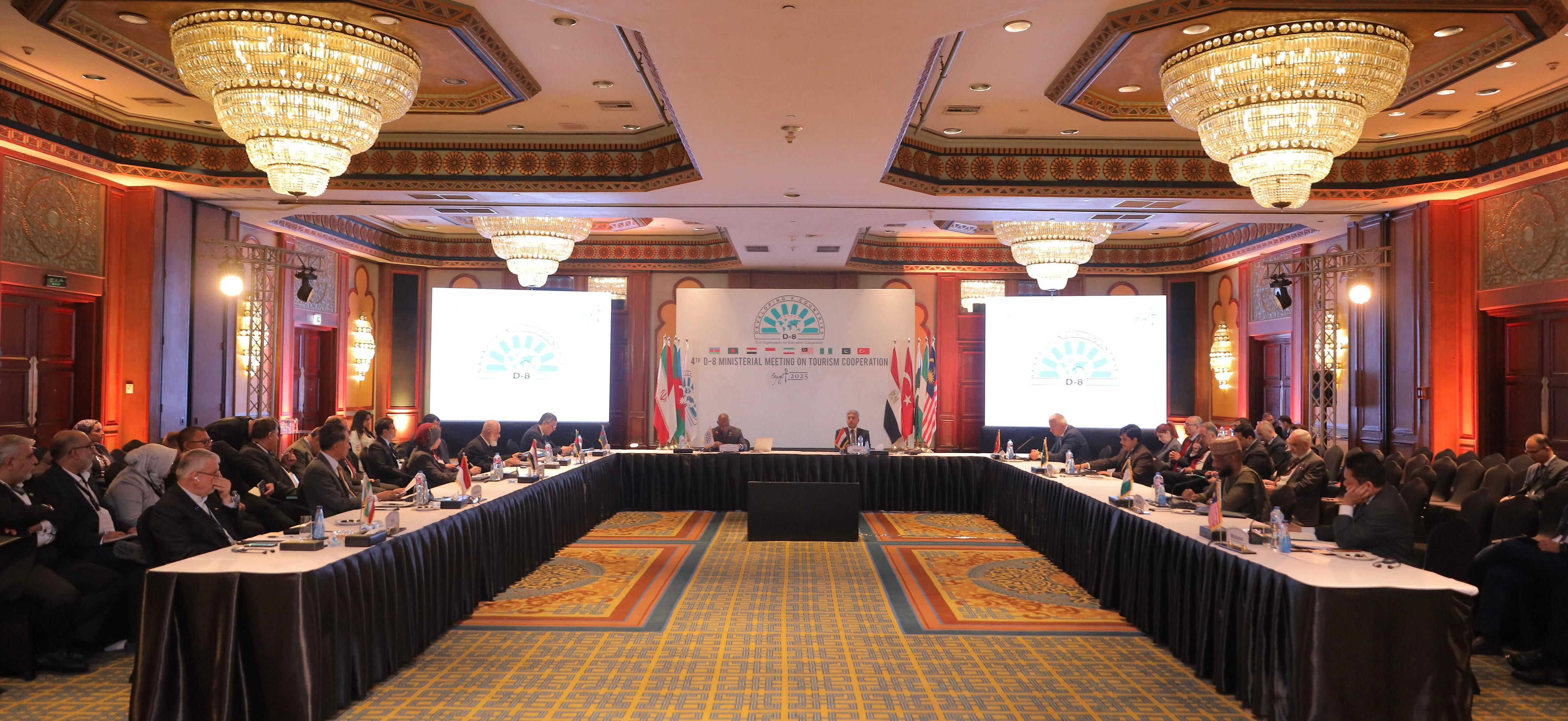 اعتماد "إعلان القاهرة" خلال الجلسة الختامية للاجتماع وزراء السياحة بدول منظمة D-8