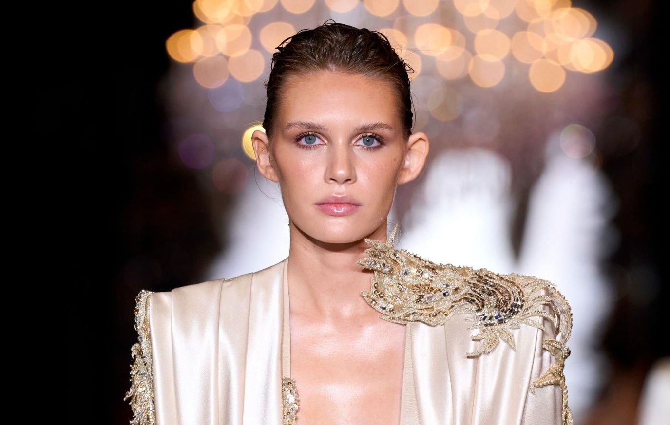 أحمر الخدود الخوخي نغمة مشرقة تتصدر صيحات مكياج صيف 2025