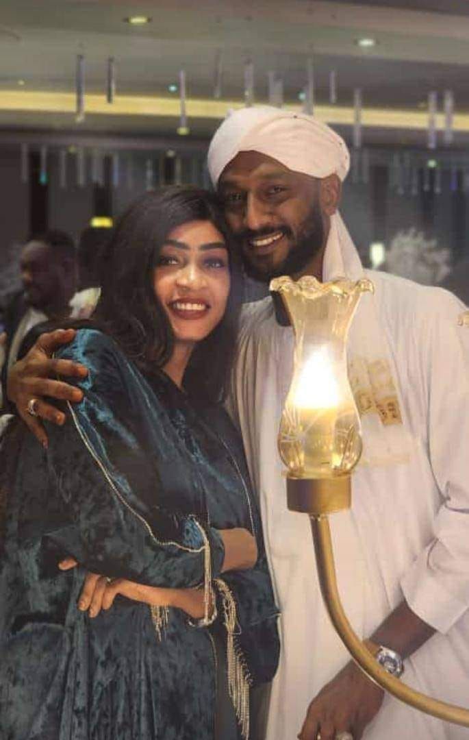 شاهد بالفيديو.. الفنانة مروة الدولية تعود لإثارة الجدل..تحضن زوجها وتدخل معه في وصلة رقص رومانسية وهي تغني: (حقي براي وملكي براي بقتل فيه وبضارب فيه)