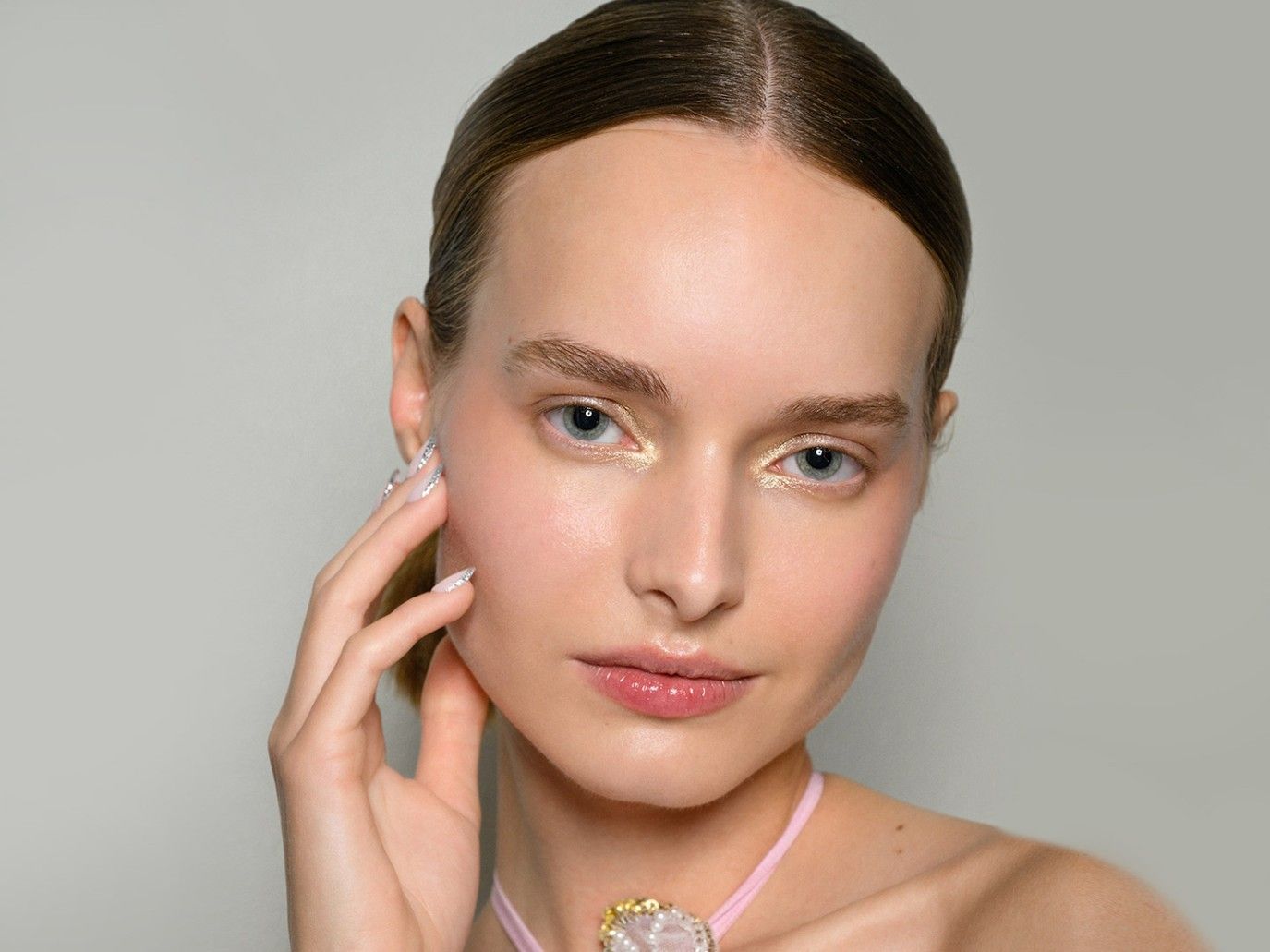 تجرِبتي مع زيت الخروع للوجه: إليكِ الفوائد والأضرار وأفضل طرق الاستخدام