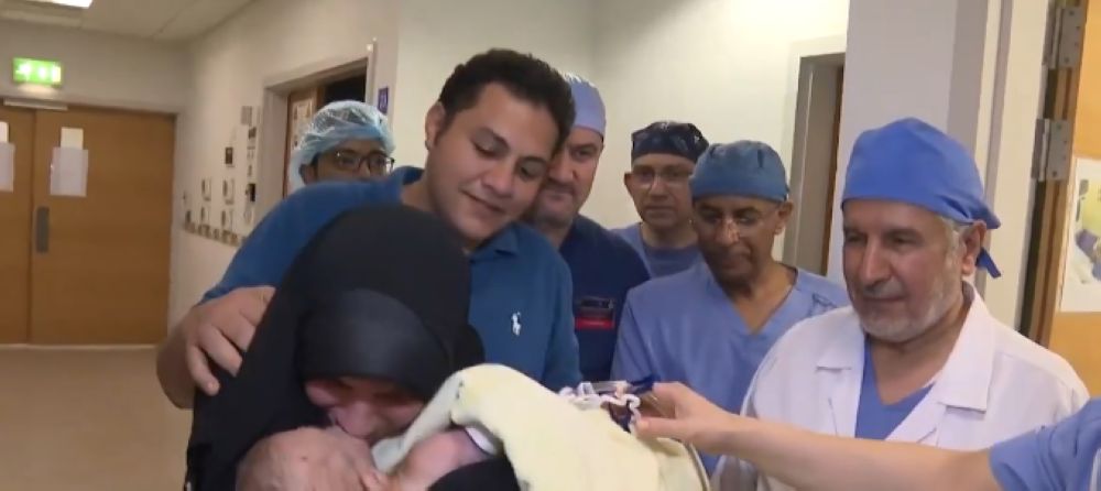 شاهد| والدة التوأم الطفيلي المصري تستقبل طفلها بالدموع والقبلات