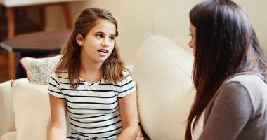 صاحبى بنتك.. اعرفى ازاى وامتى تتكلمى مع طفلتك عن فترة البلوغ وتغيراتها