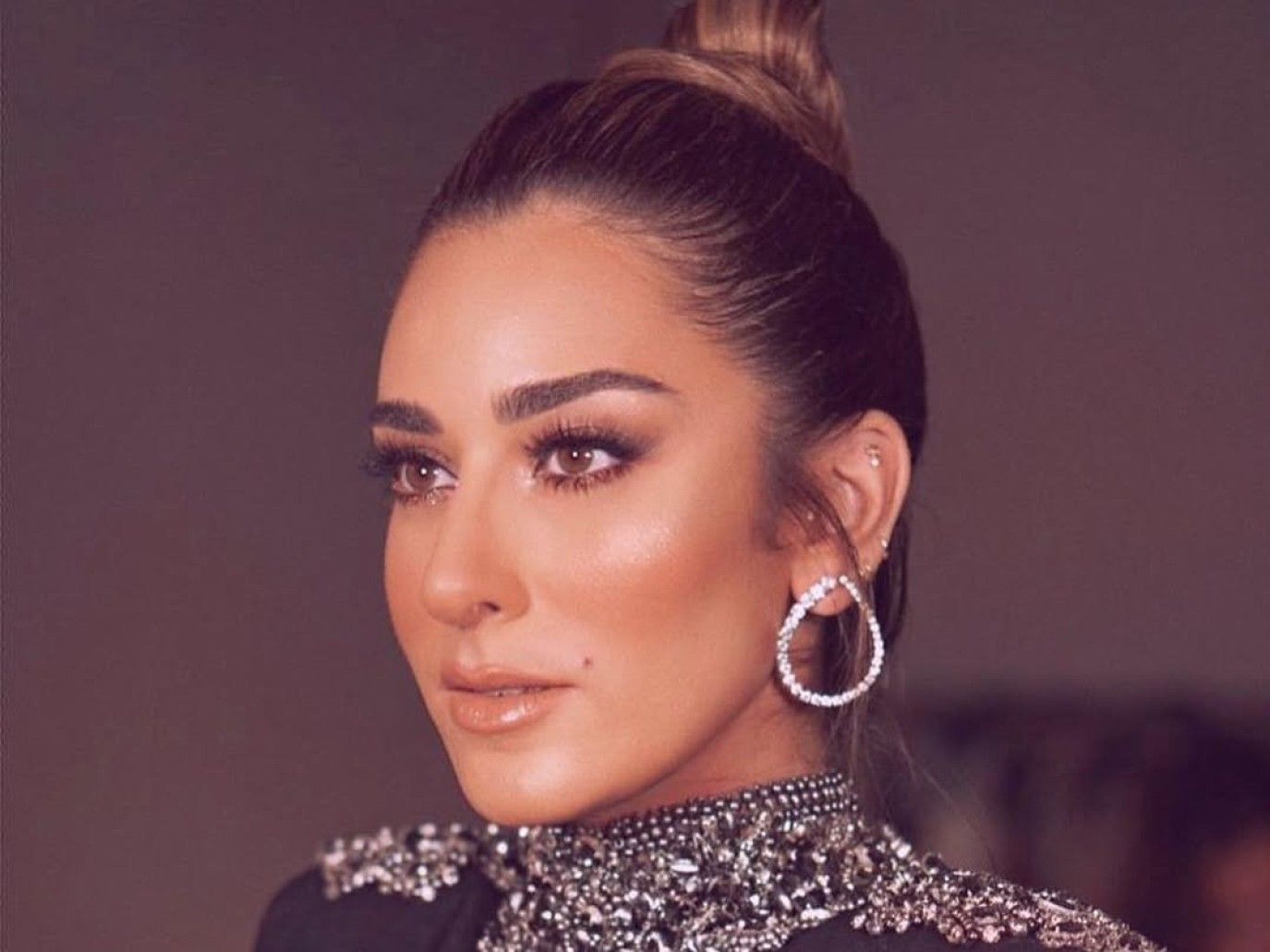 قريباً ستدخل القفص الذهبي.. صيحات جمالية من وحي أمينة خليل