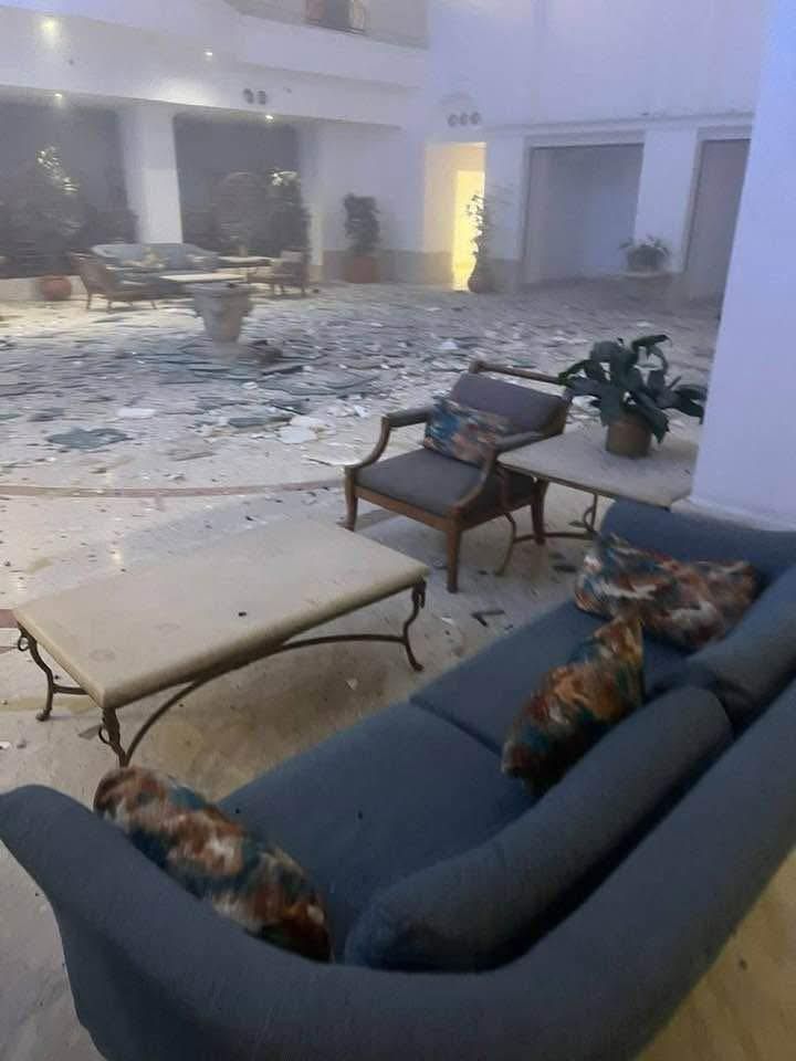 شاهد بالصور..  المذيعة نسرين النمر توثق للحظات العصيبة التي عاشتها داخل فندق “مارينا” ببورتسودان بعد استهدافه بمسيرات المليشيا ونجاتها هي وزميلتها نجمة النيل الأزرق