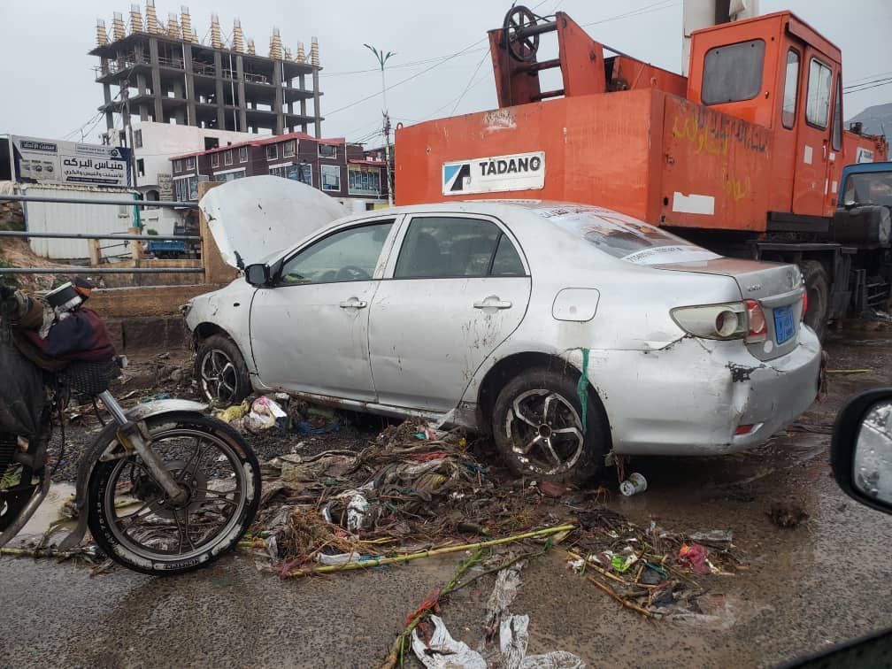 أمطار إب.. جرف شخصين وانهيار سور مدرسة وأضرار مادية في المنازل والممتلكات