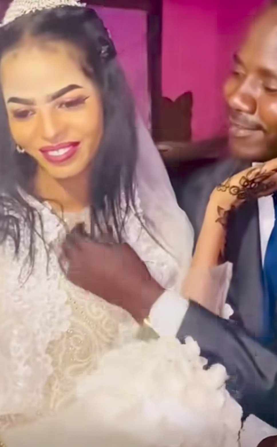 شاهد بالصورة والفيديو.. خجل وحياء عروس سودانية من عريسها في ليلة زفافهما يثير اهتمام جمهور مواقع التواصل