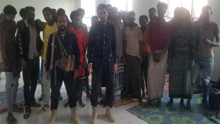 شرطة شبوة تحرر مهاجرين غير شرعيين من سجن عصابة خطف بمدينة عتق