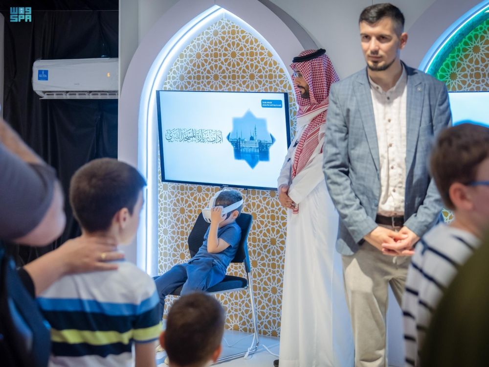 كوسوفو.. "جسور" ينقل الزوار إلى رحاب الحرمين بـ"الواقع الافتراضي"