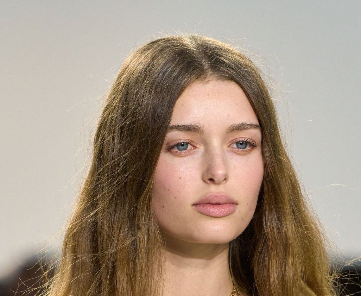 طريقة عمل مكياج نيود طبيعي لصيف 2025 لإطلالة متألقة وناعمة في آن