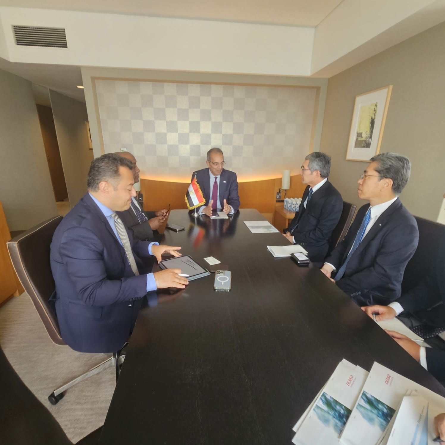 وزير الاتصالات يبحث مع كبرى الشركات اليابانية إنشاء مراكز بحث وتطوير