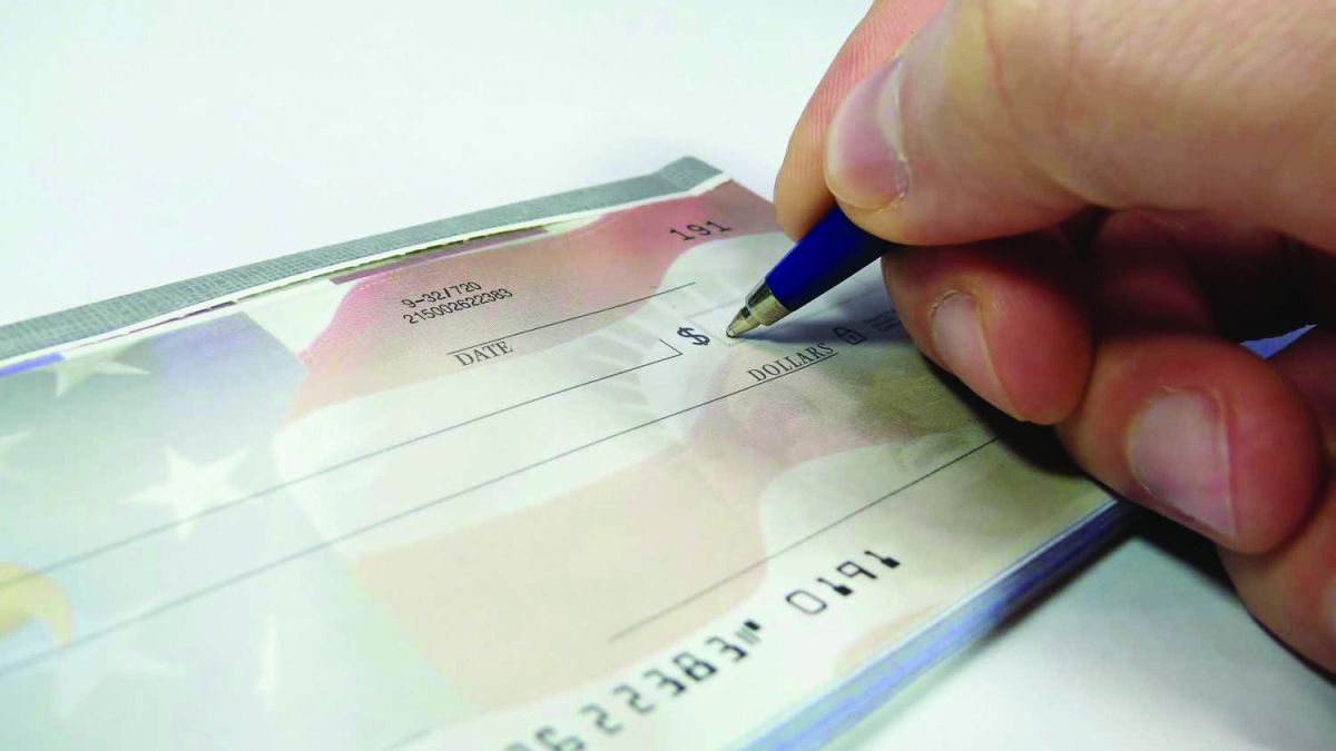 الامارات | محتالون يستدرجون بائعي سيارات فارهة بأسعار مغرية وشيكات «مضروبة»