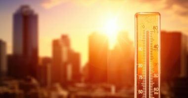 مع ارتفاع درجات الحرارة.. علامات جفاف الجسم وطرق الترطيب السريع