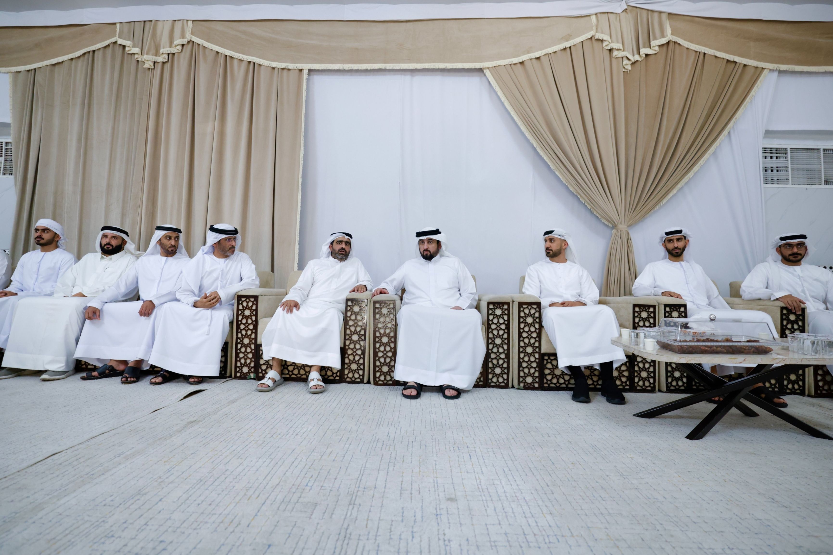 الامارات | أحمد بن محمد يقدم واجب العزاء في وفاة علي السيد السادة