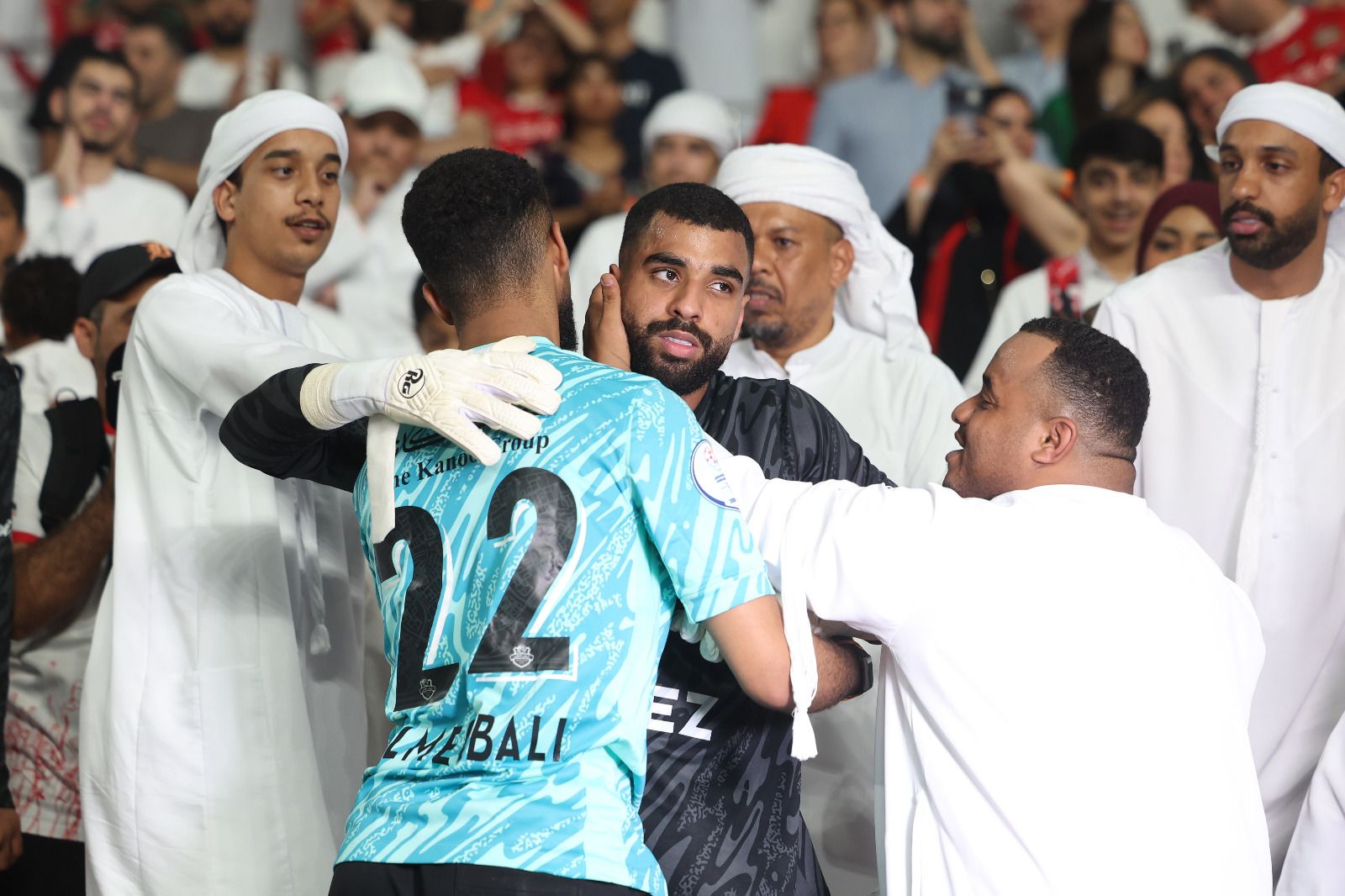 الامارات | حارس شباب الأهلي حمد المقبالي يصعد إلى المدرجات للاحتفال مع والدته بلقب الكأس (فيديو)