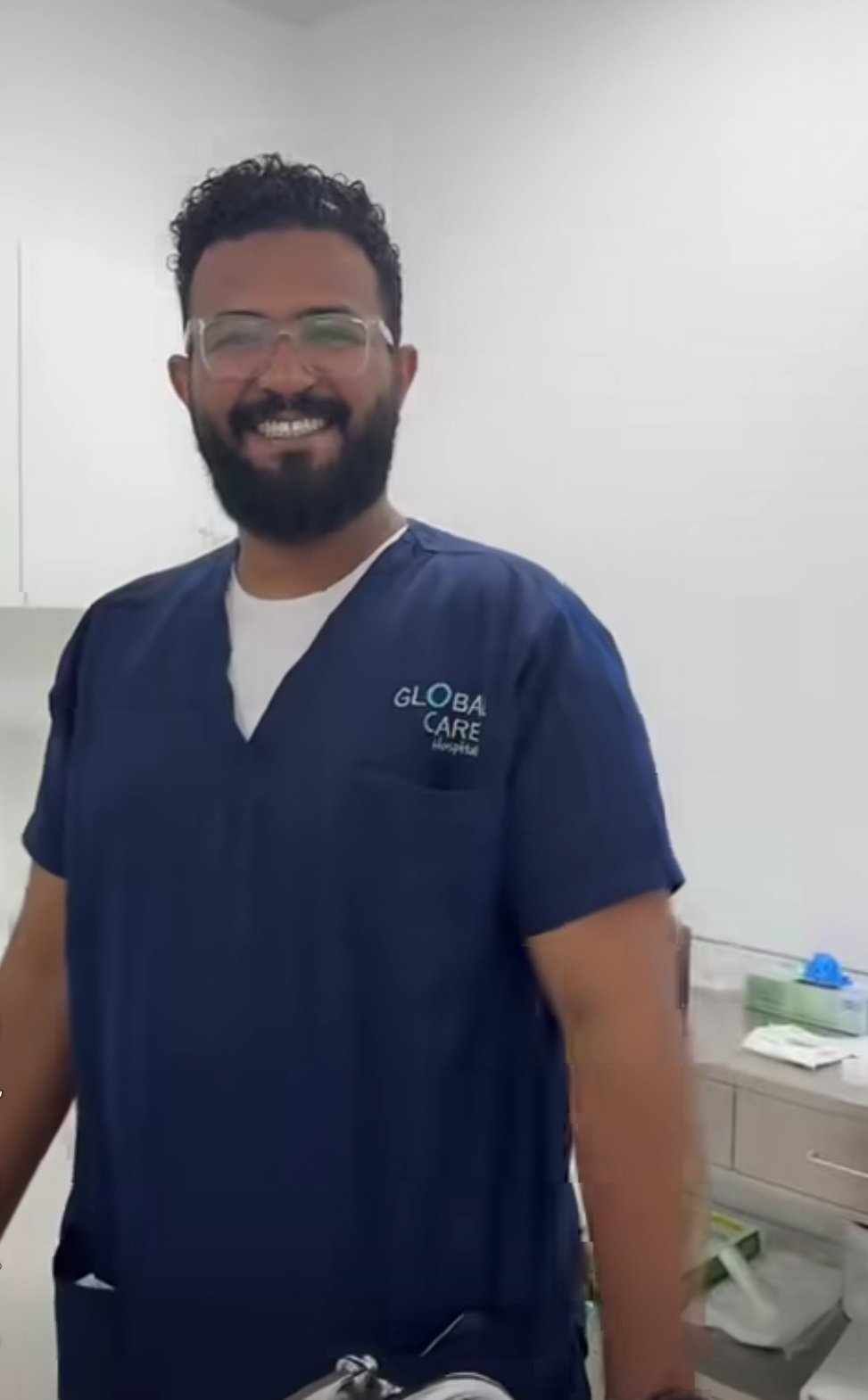 شاهد بالصورة والفيديو.. فتاة خليجية تشيد وتتغزل في طبيب سوداني ساعدها على علاج وخياطة جرحها والجنس اللطيف يسخر: (بطلي الحنك دا وقولي انبرشتي وخلاص)